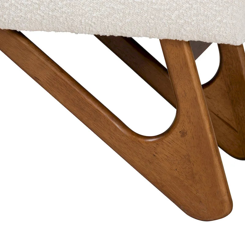 Banc en tissu bouclette crème et bois de noyer.