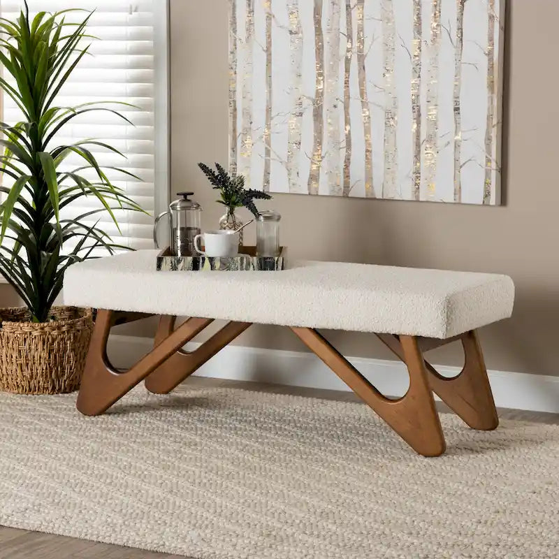 Banc en tissu bouclette crème et bois de noyer.