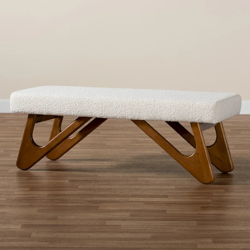 Banc en tissu bouclette crème et bois de noyer.
